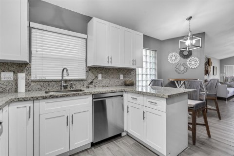 Townhouse in Pembroke Pines, Florida 2 bedrooms, 104.14 sq.m. № 1995620 - photo 9