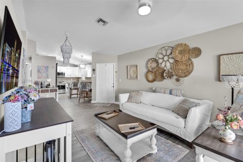 Townhouse in Pembroke Pines, Florida 2 bedrooms, 104.14 sq.m. № 1995620 - photo 6