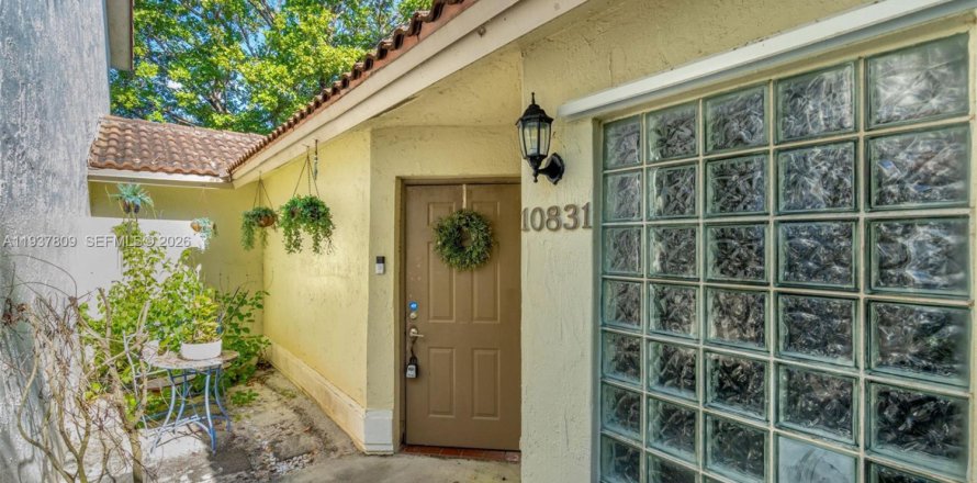 Townhouse in Pembroke Pines, Florida 2 bedrooms, 104.14 sq.m. № 1995620