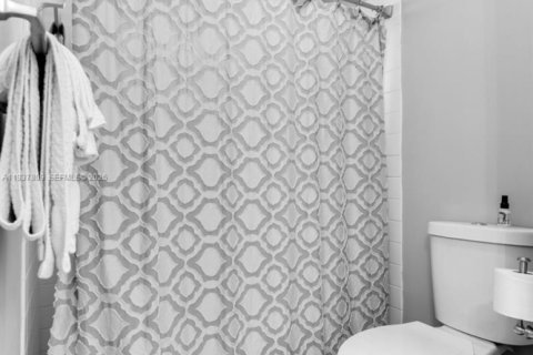 Townhouse in Pembroke Pines, Florida 2 bedrooms, 104.14 sq.m. № 1995620 - photo 18