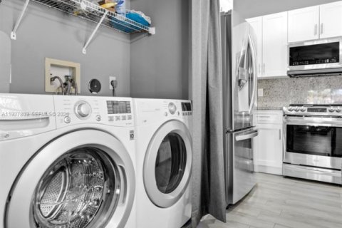 Townhouse in Pembroke Pines, Florida 2 bedrooms, 104.14 sq.m. № 1995620 - photo 10