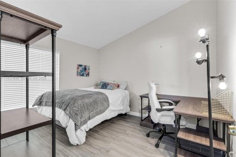 Townhouse in Pembroke Pines, Florida 2 bedrooms, 104.14 sq.m. № 1995620 - photo 19