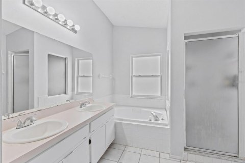 House in Tampa, Florida 4 bedrooms, 189.89 sq.m. № 2205113 - photo 21