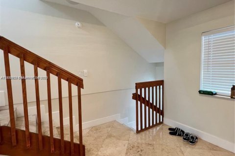 Touwnhouse à vendre à Miami, Floride: 2 chambres, 159.88 m2 № 1932508 - photo 6