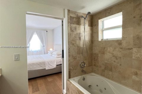 Touwnhouse à vendre à Miami, Floride: 2 chambres, 159.88 m2 № 1932508 - photo 9