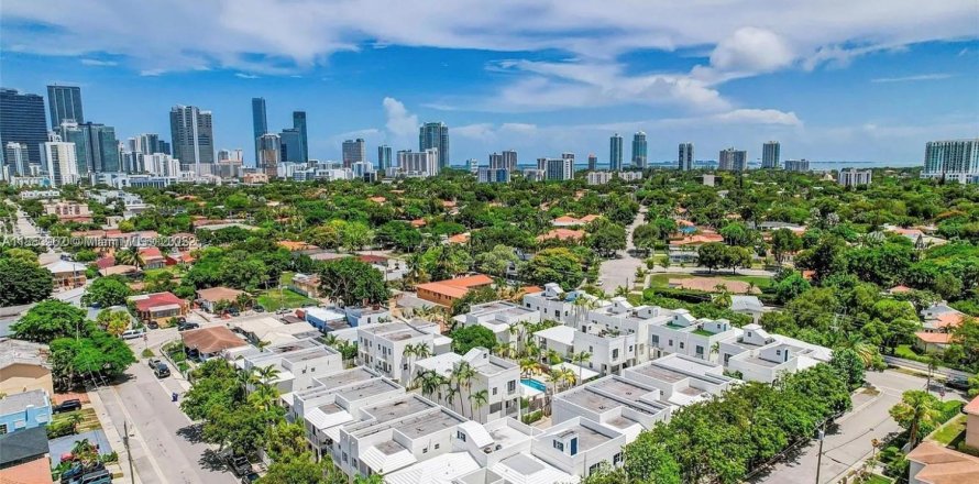 Adosado en Miami, Florida 2 dormitorios, 159.88 m2 № 1932508