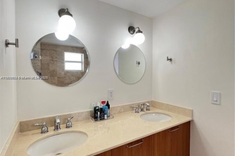 Touwnhouse à vendre à Miami, Floride: 2 chambres, 159.88 m2 № 1932508 - photo 8