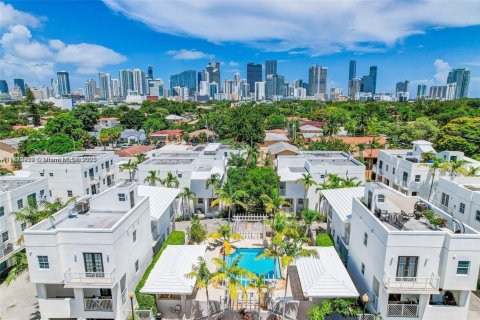 Touwnhouse à vendre à Miami, Floride: 2 chambres, 159.88 m2 № 1932508 - photo 27