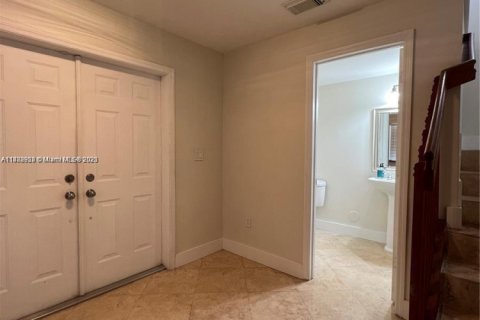 Touwnhouse à vendre à Miami, Floride: 2 chambres, 159.88 m2 № 1932508 - photo 7