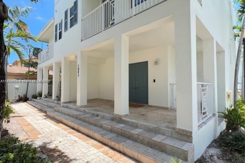 Touwnhouse à vendre à Miami, Floride: 2 chambres, 159.88 m2 № 1932508 - photo 3