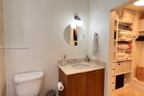 Touwnhouse à vendre à Miami, Floride: 2 chambres, 159.88 m2 № 1932508 - photo 15