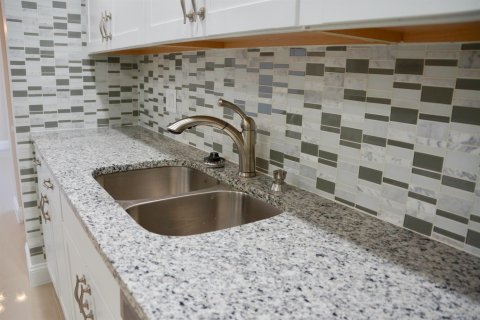 Condo in Lantana, Florida, 1 bedroom  № 2081724 - photo 12