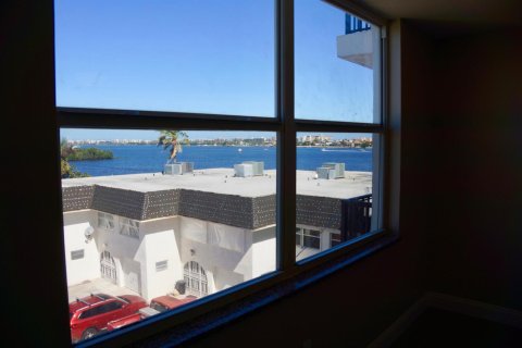 Condo in Lantana, Florida, 1 bedroom  № 2081724 - photo 9