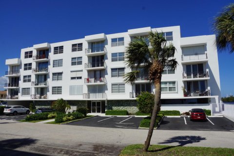 Condo in Lantana, Florida, 1 bedroom  № 2081724 - photo 2