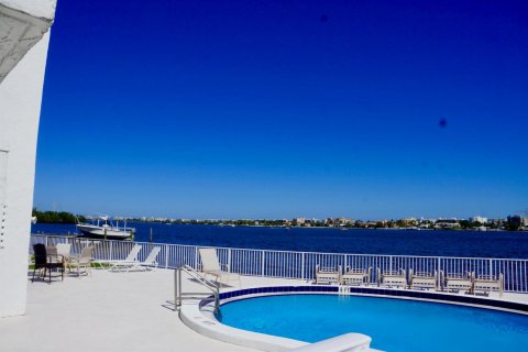 Condo in Lantana, Florida, 1 bedroom  № 2081724 - photo 5