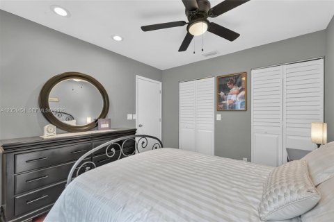 Townhouse in Pembroke Pines, Florida 4 bedrooms, 204.94 sq.m. № 2176463 - photo 18