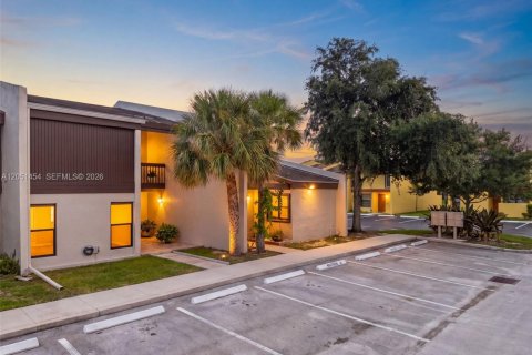 Townhouse in Pembroke Pines, Florida 4 bedrooms, 204.94 sq.m. № 2176463 - photo 27