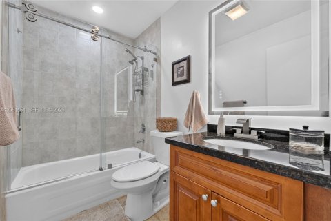 Townhouse in Pembroke Pines, Florida 4 bedrooms, 204.94 sq.m. № 2176463 - photo 22
