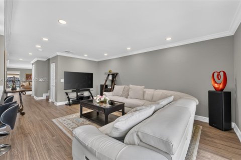 Townhouse in Pembroke Pines, Florida 4 bedrooms, 204.94 sq.m. № 2176463 - photo 8