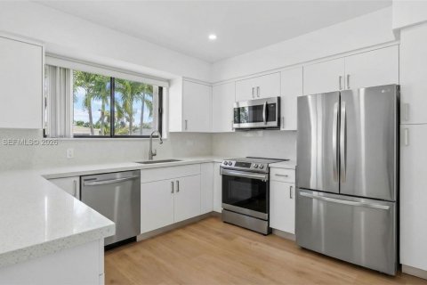 Touwnhouse à vendre à Miami, Floride: 3 chambres, 142.6 m2 № 1995674 - photo 13