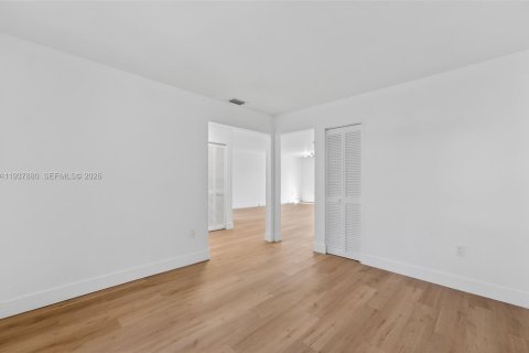 Touwnhouse à vendre à Miami, Floride: 3 chambres, 142.6 m2 № 1995674 - photo 11