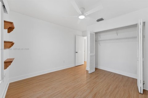 Touwnhouse à vendre à Miami, Floride: 3 chambres, 142.6 m2 № 1995674 - photo 18