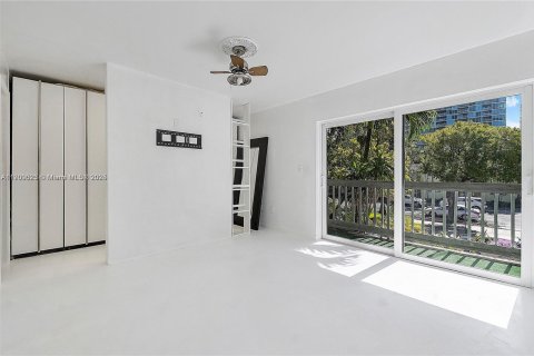 Снять в аренду таунхаус в Майами, Флорида 2 спальни, 120.68м2, № 1966641 - фото 7