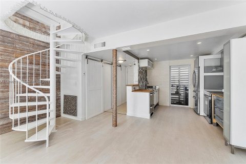 Снять в аренду таунхаус в Майами, Флорида 2 спальни, 120.68м2, № 1966641 - фото 3