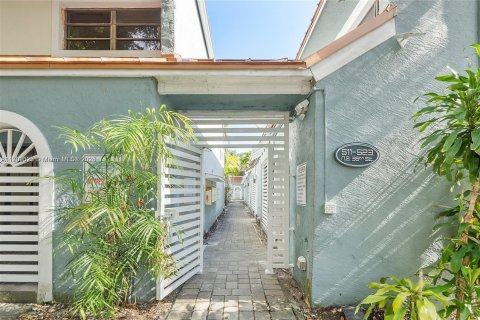 Снять в аренду таунхаус в Майами, Флорида 2 спальни, 120.68м2, № 1966641 - фото 14