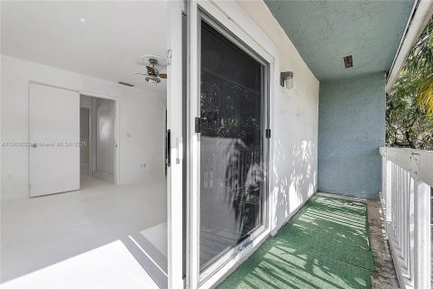 Снять в аренду таунхаус в Майами, Флорида 2 спальни, 120.68м2, № 1966641 - фото 8