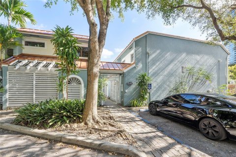 Снять в аренду таунхаус в Майами, Флорида 2 спальни, 120.68м2, № 1966641 - фото 13