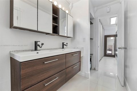Снять в аренду таунхаус в Майами, Флорида 2 спальни, 120.68м2, № 1966641 - фото 11