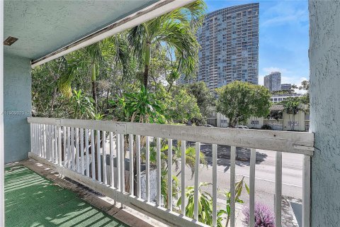 Снять в аренду таунхаус в Майами, Флорида 2 спальни, 120.68м2, № 1966641 - фото 9