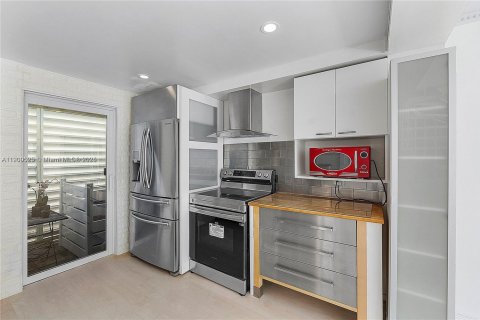 Снять в аренду таунхаус в Майами, Флорида 2 спальни, 120.68м2, № 1966641 - фото 4