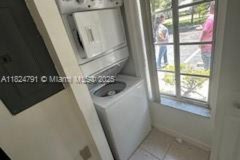 House in Hallandale Beach, Florida 2 bedrooms, 87.33 sq.m. № 1938050 - photo 10