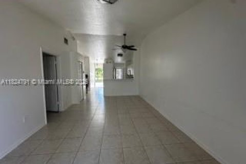House in Hallandale Beach, Florida 2 bedrooms, 87.33 sq.m. № 1938050 - photo 7