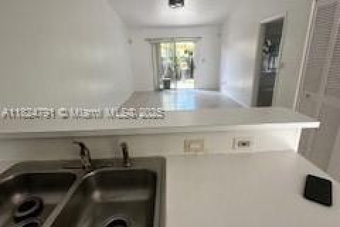 House in Hallandale Beach, Florida 2 bedrooms, 87.33 sq.m. № 1938050 - photo 11