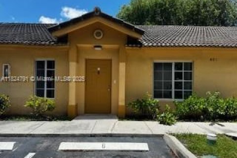 House in Hallandale Beach, Florida 2 bedrooms, 87.33 sq.m. № 1938050 - photo 1