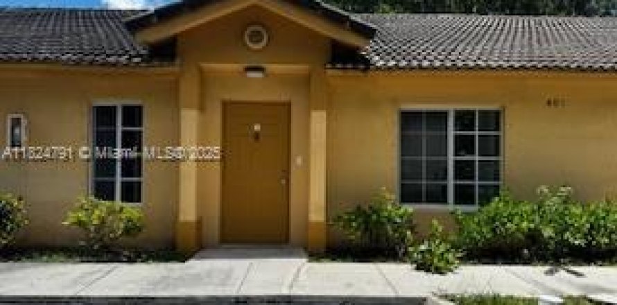House in Hallandale Beach, Florida 2 bedrooms, 87.33 sq.m. № 1938050