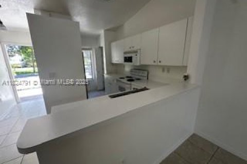 Villa ou maison à louer à Hallandale Beach, Floride: 2 chambres, 87.33 m2 № 1938050 - photo 8