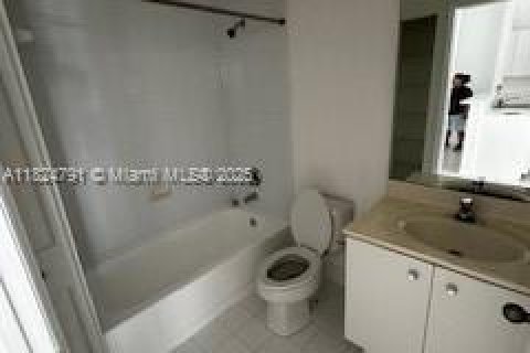 House in Hallandale Beach, Florida 2 bedrooms, 87.33 sq.m. № 1938050 - photo 4