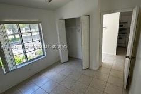 Villa ou maison à louer à Hallandale Beach, Floride: 2 chambres, 87.33 m2 № 1938050 - photo 3