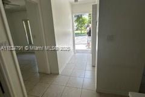 House in Hallandale Beach, Florida 2 bedrooms, 87.33 sq.m. № 1938050 - photo 12