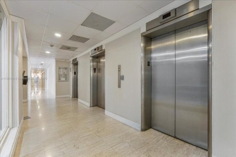 Condo in North Bay Village, Florida, 1 bedroom  № 1940091 - photo 24