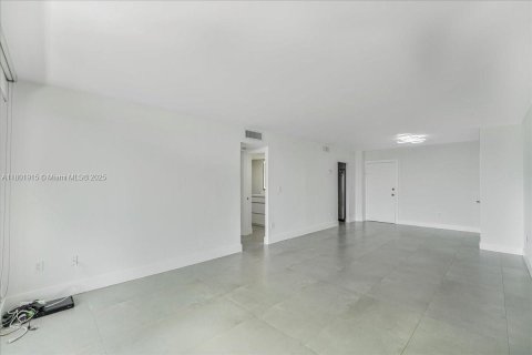 Condo in North Bay Village, Florida, 1 bedroom  № 1940091 - photo 5