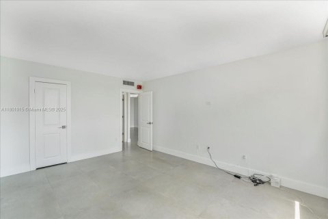 Condo in North Bay Village, Florida, 1 bedroom  № 1940091 - photo 9