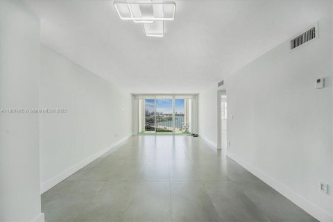 Condo in North Bay Village, Florida, 1 bedroom  № 1940091 - photo 6