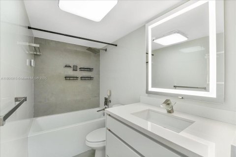 Condo in North Bay Village, Florida, 1 bedroom  № 1940091 - photo 12
