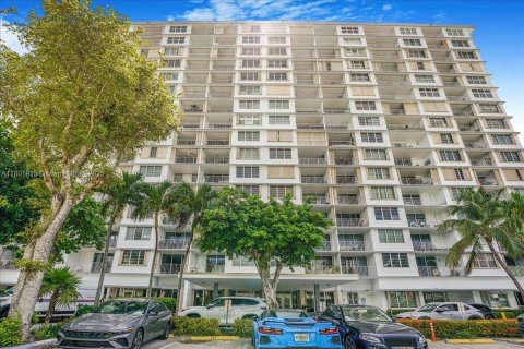Condo in North Bay Village, Florida, 1 bedroom  № 1940091 - photo 29