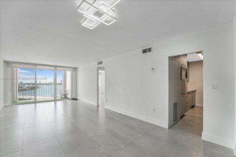 Condo in North Bay Village, Florida, 1 bedroom  № 1940091 - photo 3